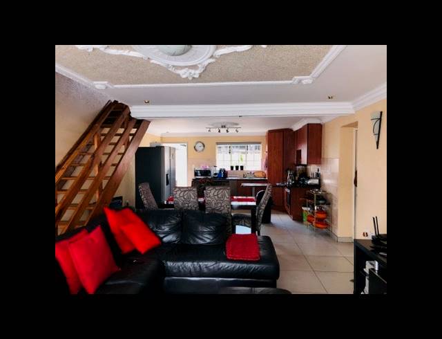 4 BEDROOM TOWNHOUSE FOR SALE IN SONNEVELD